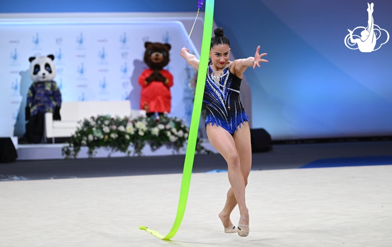 Marina Malpica during the ribbon exercise