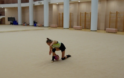 Олимпийская чемпионка показывает и рассказывает, как правильно брать мяч