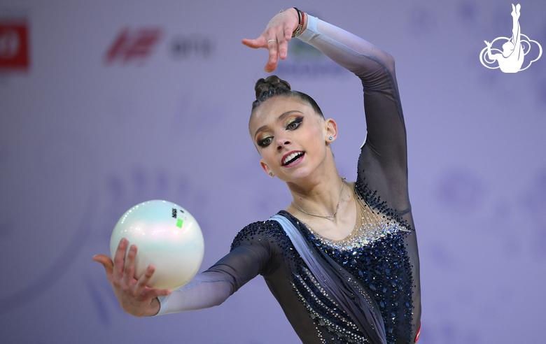 Арина Ковшова во время упражнения с мячом