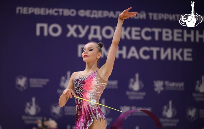 Яна Заикина во время упражнения с лентой