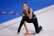 Каролина Тарасова во время упражнения с булавами