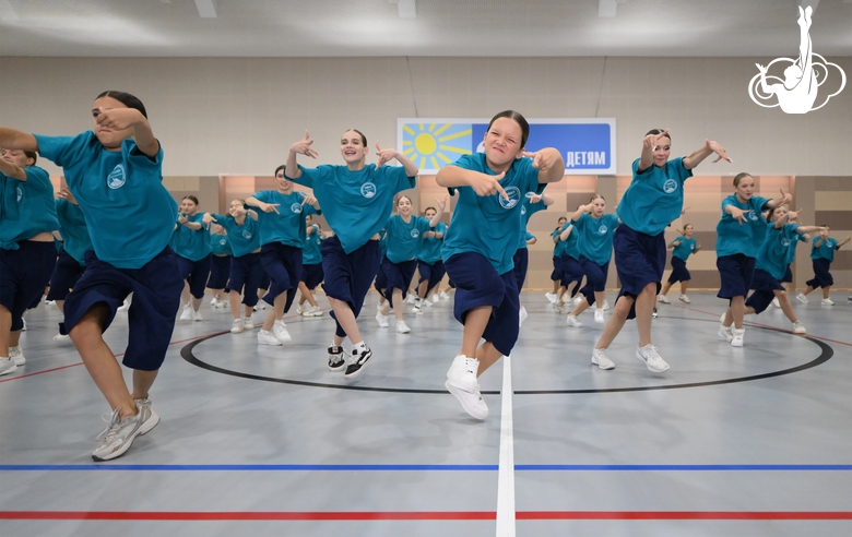 Alla Dukhova's dance studio TODES intensive course participants during a flash mob