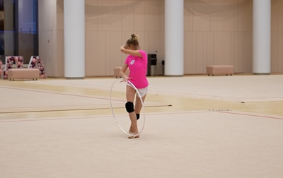 Процесс постановки упражнения Александры Борисовой с мячом с участием олимпийской чемпионки