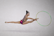 Гимнастка во время упражнения с обручем
