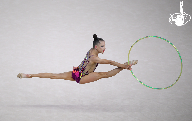 Гимнастка во время упражнения с обручем