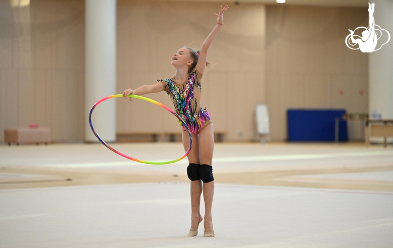 Лия Родионова во время тренировки с участием олимпийской чемпионки Алины Кабаевой перед всероссийскими соревнованиями «Юные гимнастки»