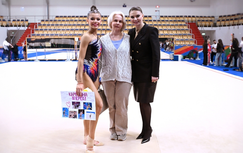 5 апреля 2025 года. Олимпийская чемпионка Алина Кабаева с заслуженным тренером России Верой Шаталиной и воспитанницей Академии Каролиной Тарасовой на первенстве России в Казани