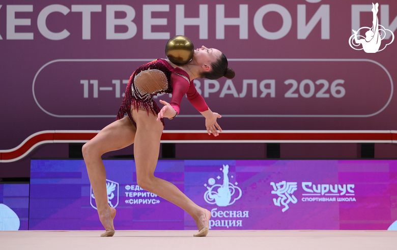 Арина Ковшова во время упражнения с мячом