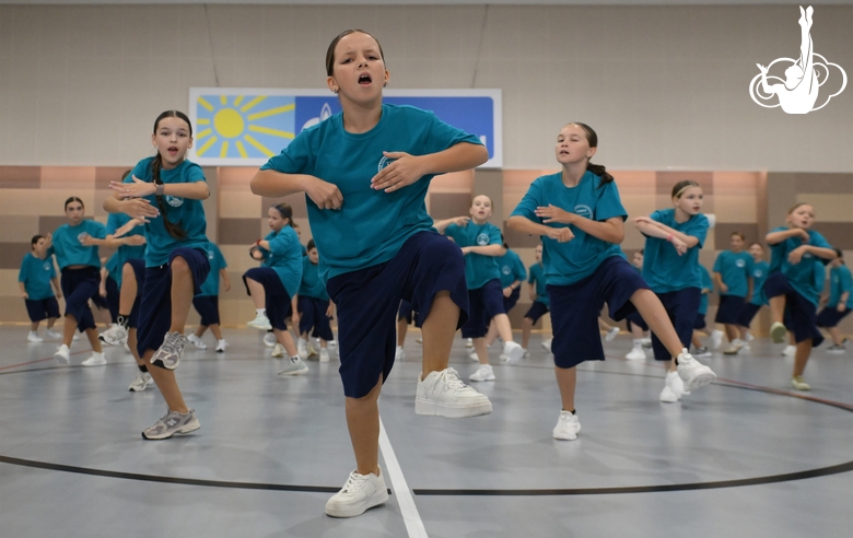 Alla Dukhova's dance studio TODES intensive course participants during a flash mob
