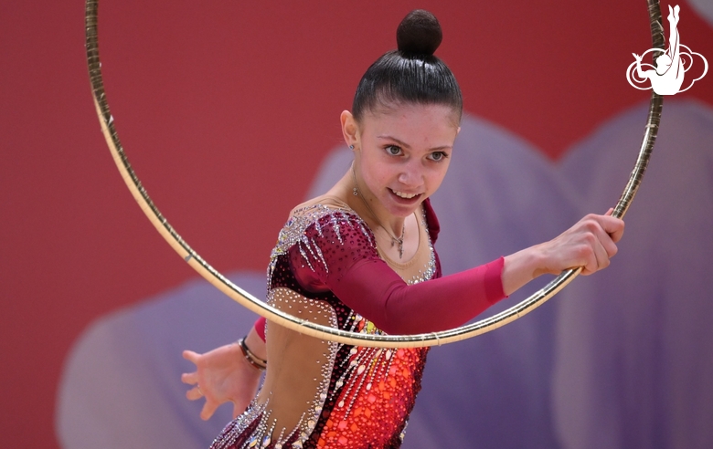 Арина Ковшова во время упражнения с обручем