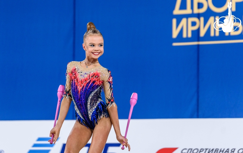 Эльвира Беляева во время упражнения с булавами