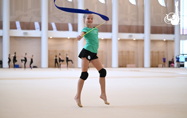 Лия Родионова во время тренировки перед всероссийскими соревнованиями «Юные гимнастки»