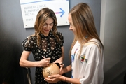 23 августа 2026 года. Олимпийская чемпионка Алина Кабаева с болельщицей на Спартакиаде народов России в Екатеринбурге