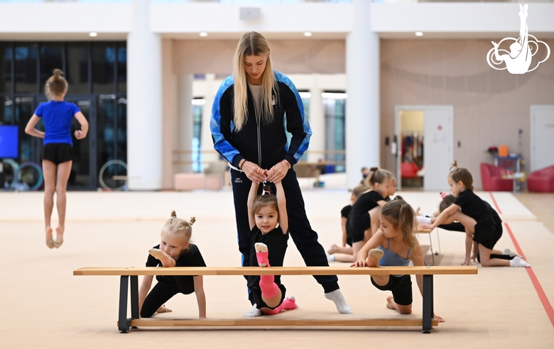 Тренер Елизавета Зорькина и юные гимнастки во время тренировки