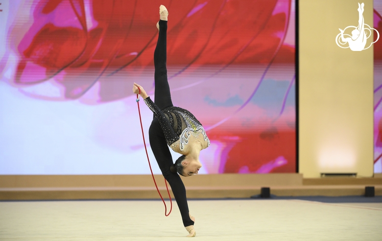 Alina Harnasko during the rope exercise