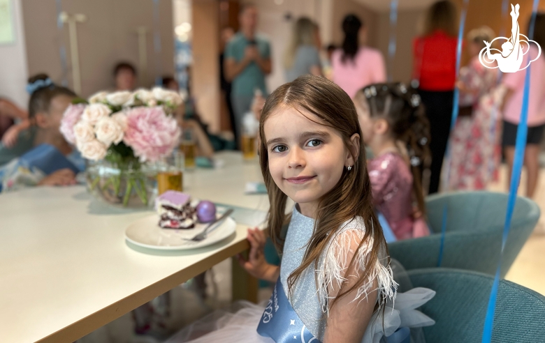 Юная гимнастка во время выпускного