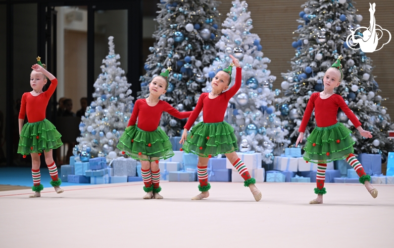 Дошкольницы Академии во время новогодней елки