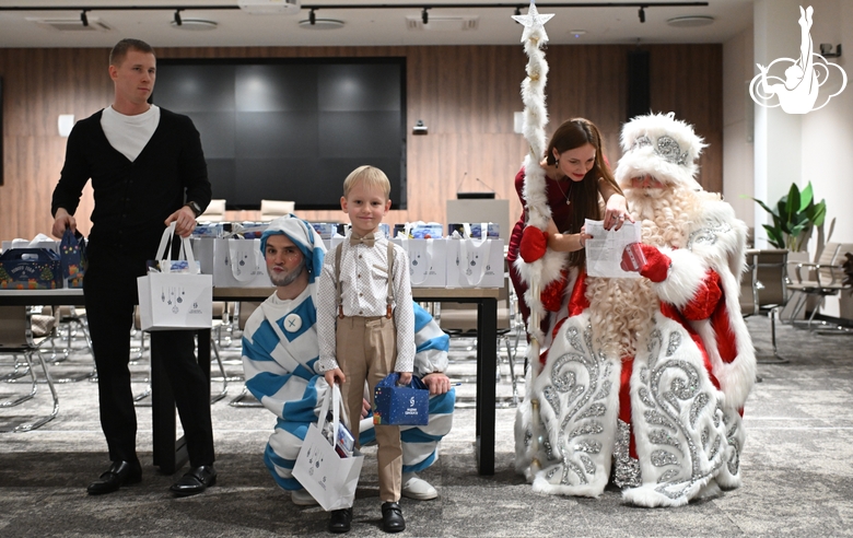 Участник новогодней елки в Академии единоборств во время получения подарка