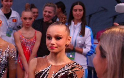 Олимпийская чемпионка Алина Кабаева поддерживает Яну Заикину из Волгограда после выступления с обручем и мячом