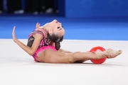 Ксения Савинова во время упражнения с мячом