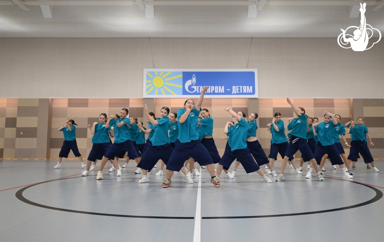 Alla Dukhova's dance studio TODES intensive course participants during a flash mob