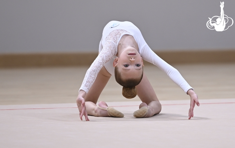 Young gymnast at the mAlinka tournament