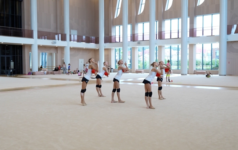 Olympic champion Alina Kabaeva and Russia’s Honored Coach Veronika Shatkova taught the junior group gymnasts how to properly perform the catch in the five-ball exercise