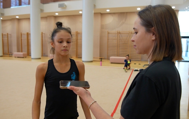 Заглянули на тренировку в Академии, где Элина Хабирова из Казани отрабатывала программу с обручем