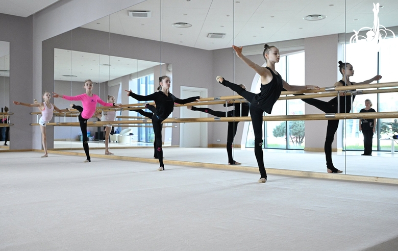 Гимнастки Академии во время занятия хореографией с Екатериной Сергеевой