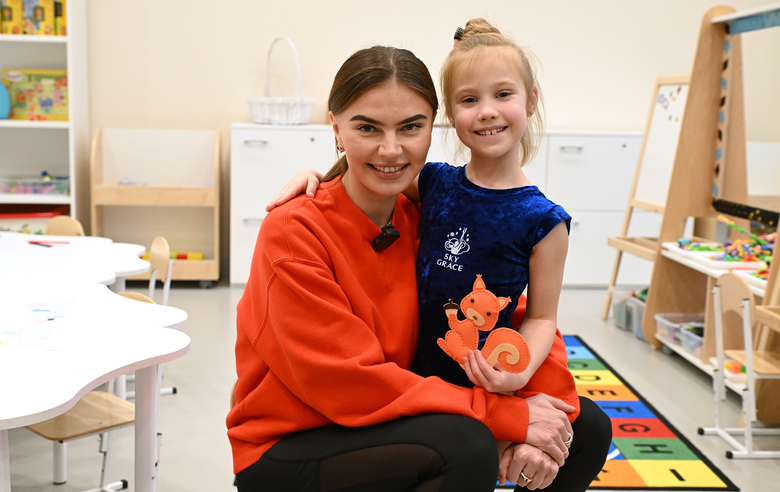 4 февраля 2026 года. Олимпийская чемпионка Алина Кабаева с гимнасткой из бесплатных групп раннего развития