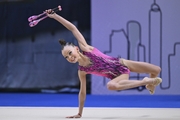 Alisa Yakhno during the exercise with clubs