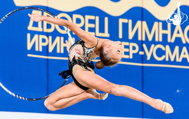 Эльвира Беляева во время упражнения с обручем