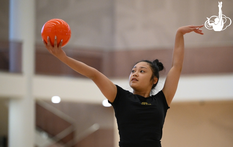 Филиппинская гимнастка Брианна Лабадан во время тренировки в Академии