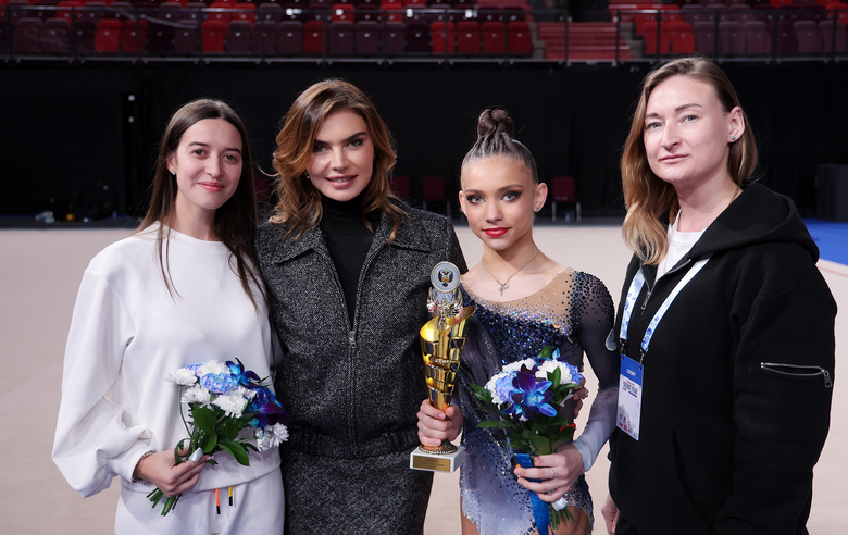 4 марта 2026 года. Олимпийская чемпионка Алина Кабаева c Ариной Ковшовой, тренером Елизаветой Черновой и хореографом Еленой Егоровой на чемпионате России в Москве