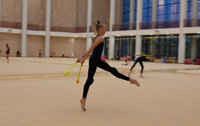Alina Kabaeva and Olga Minigalina working with Eva Kononova from the Tyumen region on the clubs routine