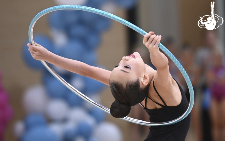 Tamaris Itazova during an exercise with a hoop at the mAlinka tournament