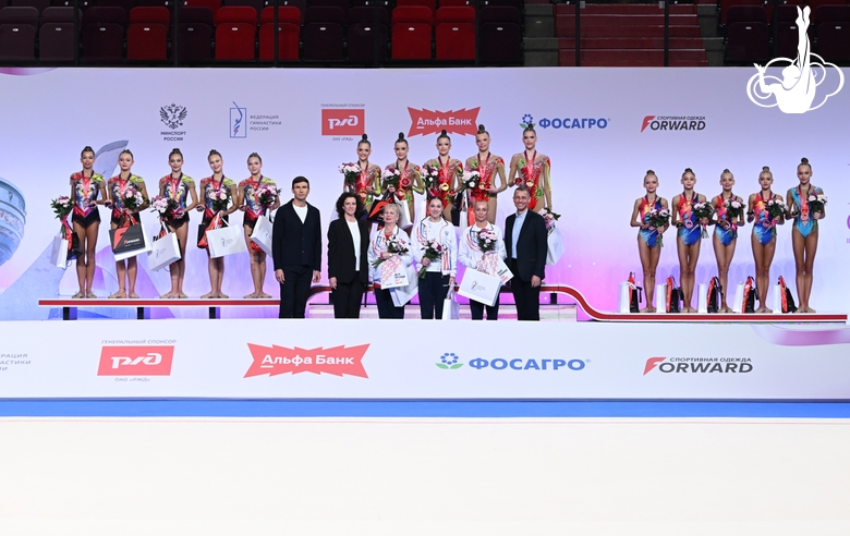 Junior women's group hoop final podium