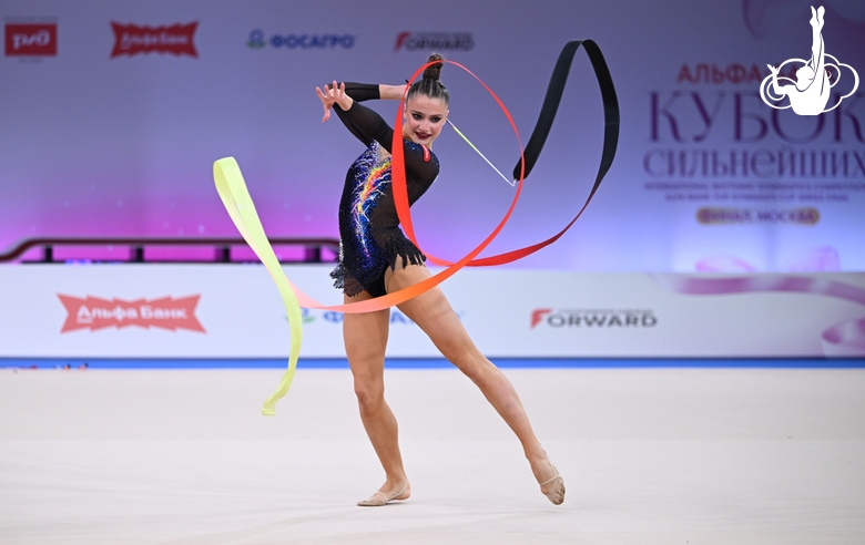 Milena Shchenyatskaya during a ribbon exercise