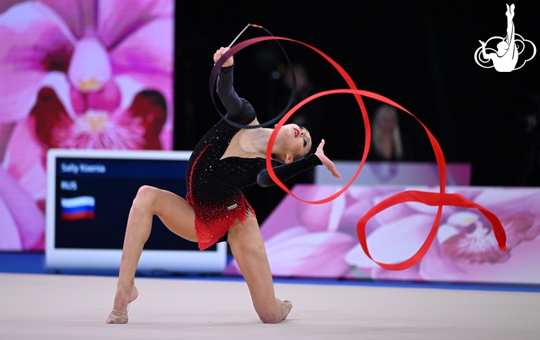 Nikol Rimarachin Diaz during a ribbon exercise