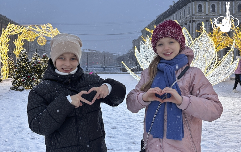 Диана Собянина и Диана Сысоева во время экскурсии по Санкт-Петербургу