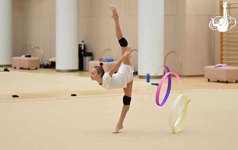 Яна Заикина во время тренировки с участием олимпийской чемпионки Алины Кабаевой