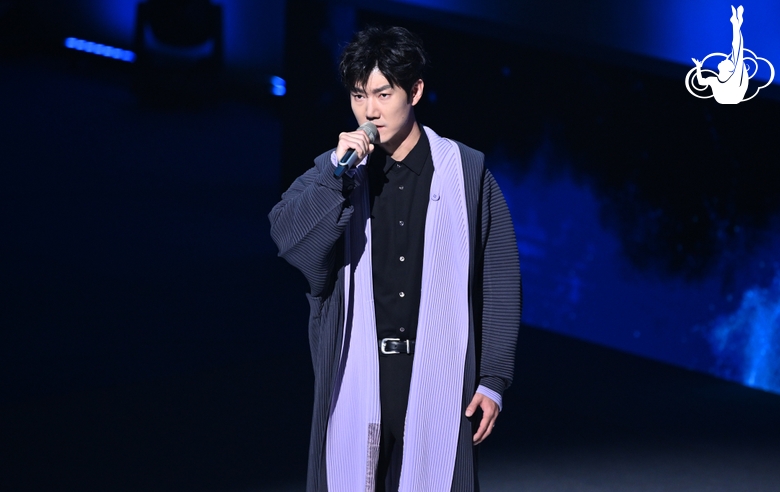 Singer Wang Xi in the Along the Way routine