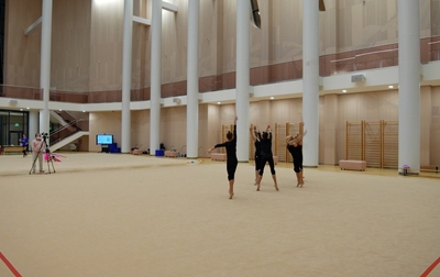 Под руководством олимпийской чемпионки Алины Кабаевой и тренера Анны Усцовой групповички оттачивают каждый шаг и прыжок