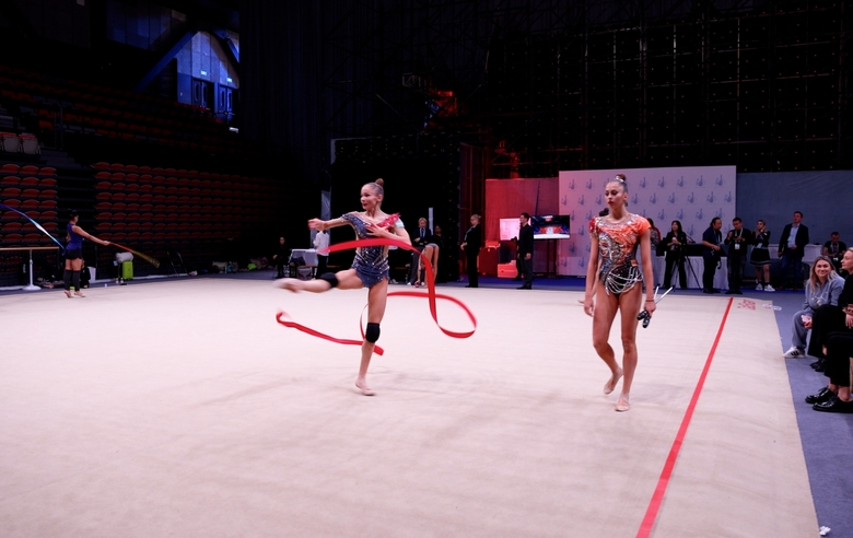 Показываем, как тепло олимпийская чемпионка Алина Кабаева поздравила юниорок