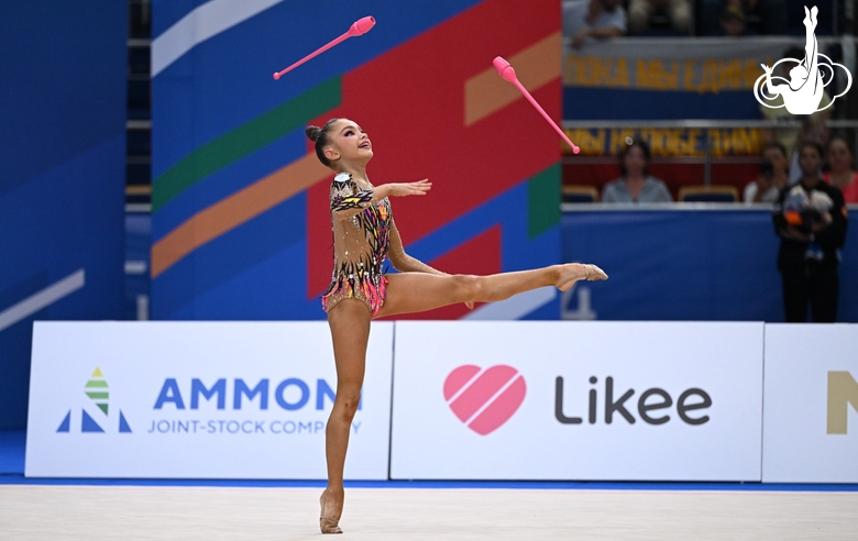 Ksenia Savinova during the exercise with clubs