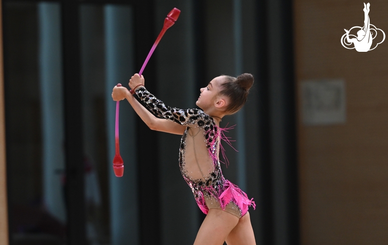 Ksenia Savinova with clubs during at an assessment training session