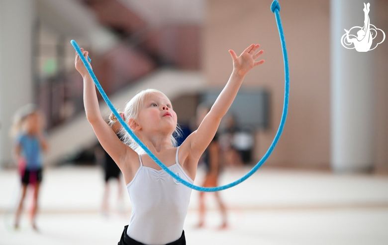 Юная гимнастка во время тренировки