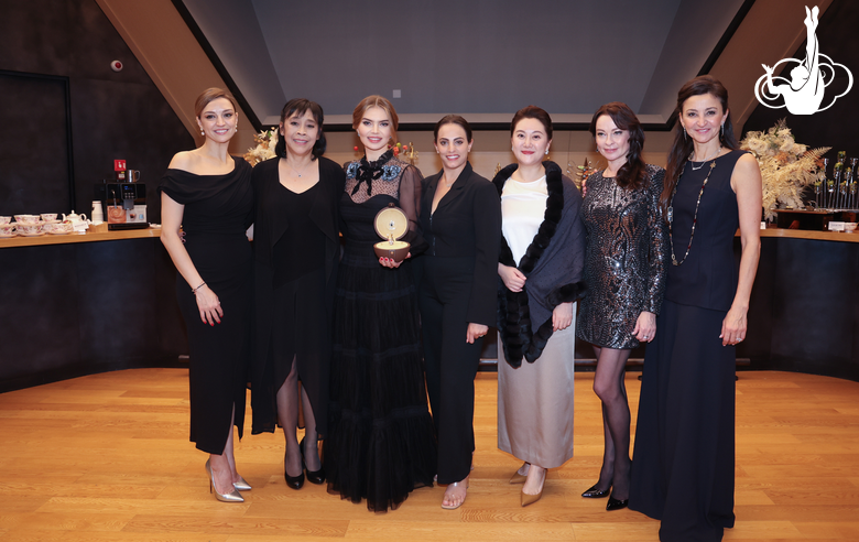 November 18, 2025. Olympic champions Evgeniya Kanaeva, Lori Fang, Alina Kabaeva, Linoy Ashram, Yulia Barsukova, and Aleksandra Timoshenko with organizer Grace Ku at the Sky Grace Cup International Tournament and Beijing Top Open 2025 banquet
