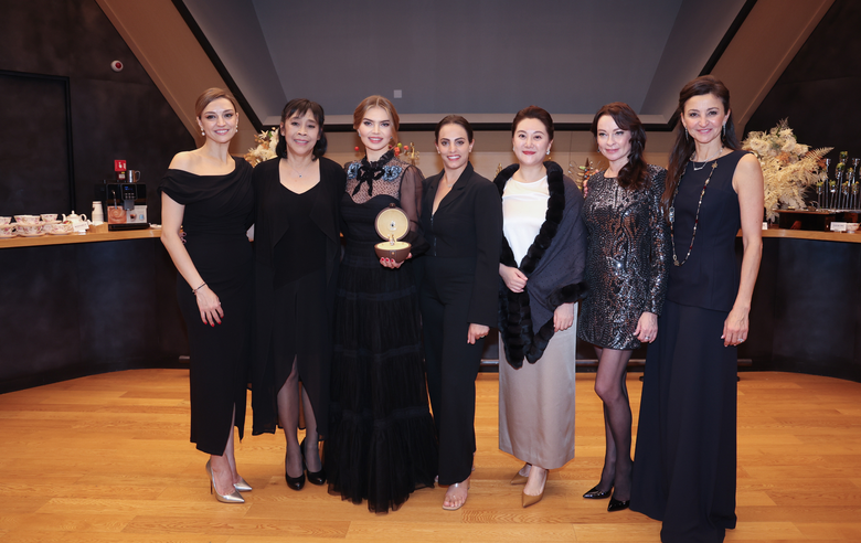 18 ноября 2025 года. Олимпийские чемпионки Евгения Канаева, Лори Фанг, Алина Кабаева, Линой Ашрам, Юлия Барсукова и Александра Тимошенко с организатором Грейс Ку на банкете международного турнира «Кубок "Небесная грация"» и Beijing Top Open — 2025