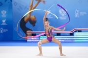 Ксения Савинова во время упражнения с лентой